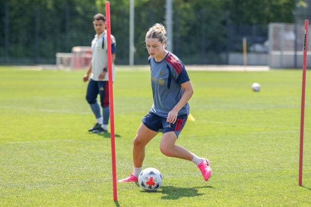 Alara Sehitler (FC Bayern Muenchen, 14) mit Ball beim Training, GER, FC Bayern Muenchen Frauen Training, Fussball, Google Pixel Frauen-Bundesliga, Saison 2026 2027, 16.07.2026, GER, FC Bayern Muenchen Frauen Training, Fussball, Google Pixel Frauen-Bundesliga, Saison 2026 2027, 16.07.2026 Muenchen *** Alara Sehitler, FC Bayern Munich, age 14, with the ball during training, GER, FC Bayern Munich Women s Training, Soccer, Google Pixel Women s Bundesliga, 2026–2027 Season, July 16, 2026, GER, FC Bayern Munich Women s Training, Soccer, Google Pixel Women s Bundesliga, 2026–2027 Season, July 16, 2026, Munich Copyright: xEibner-Pressefoto JennixMaulx EP_JML