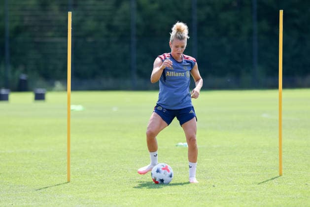 Linda Dallmann (FC Bayern Muenchen, 10) mit Ball beim Training, GER, FC Bayern Muenchen Frauen Training, Fussball, Google Pixel Frauen-Bundesliga, Saison 2026 2027, 16.07.2026, GER, FC Bayern Muenchen Frauen Training, Fussball, Google Pixel Frauen-Bundesliga, Saison 2026 2027, 16.07.2026 Muenchen *** Linda Dallmann, FC Bayern Munich, No. 10 with the ball during training, GER, FC Bayern Munich Women s Training, Soccer, Google Pixel Women s Bundesliga, 2026–2027 Season, July 16, 2026, GER, FC Bayern Munich Women s Training, Soccer, Google Pixel Women s Bundesliga, 2026–2027 Season, July 16, 2026, Munich Copyright: xEibner-Pressefoto JennixMaulx EP_JML