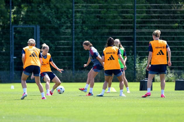 Trainingsspiel der FC Bayern Muenchen Frauen, Franziska Kett (FC Bayern Muenchen, 20) am Ball, GER, FC Bayern Muenchen Frauen Training, Fussball, Google Pixel Frauen-Bundesliga, Saison 2026 2027, 16.07.2026, GER, FC Bayern Muenchen Frauen Training, Fussball, Google Pixel Frauen-Bundesliga, Saison 2026 2027, 16.07.2026 Muenchen *** FC Bayern Munich Women s practice match, Franziska Kett (FC Bayern Munich), No. 20 on the ball, GER, FC Bayern Munich Women s practice, soccer, Google Pixel Women s Bundesliga, 2026–2027 season, July 16, 2026, GER, FC Bayern Munich Women s Training, Soccer, Google Pixel Women s Bundesliga, 2026–2027 Season, July 16, 2026, Munich Copyright: xEibner-Pressefoto JennixMaulx EP_JML