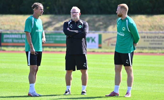 16.07.2026 - Fussball - 2. Bundesliga - Saison 2026 2027 - SpVgg Greuther Fürth Fuerth - Trainingslager Bad Wörishofen - - xwoxzix - Heiko Vogel ( Trainer SpVgg Greuther Fürth ) mit Felix Klaus (30, SpVgg Greuther Fürth ) Paul Will (13, SpVgg Greuther Fürth ) *** July 16, 2026 Soccer 2. Bundesliga 2026–2027 Season SpVgg Greuther Fürth Fürth Training Camp in Bad Wörishofen xwoxzix Heiko Vogel, coach of SpVgg Greuther Fürth, with Felix Klaus, 30, SpVgg Greuther Fürth Paul Will, 13, SpVgg Greuther Fürth