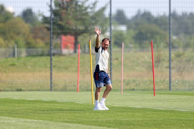 Jose Barcala (FC Bayern Muenchen, Chef-Trainer) winkt beim Training, GER, FC Bayern Muenchen Frauen Training, Fussball, Google Pixel Frauen-Bundesliga, Saison 2026 2027, 16.07.2026, GER, FC Bayern Muenchen Frauen Training, Fussball, Google Pixel Frauen-Bundesliga, Saison 2026 2027, 16.07.2026 Muenchen *** Jose Barcala, FC Bayern Munich Head Coach, waves during training, GER, FC Bayern Munich Women s Training, Soccer, Google Pixel Women s Bundesliga, 2026–2027 Season, July 16, 2026, GER, FC Bayern Munich Women s Training, Soccer, Google Pixel Women s Bundesliga, 2026–2027 Season, July 16, 2026, Munich Copyright: xEibner-Pressefoto JennixMaulx EP_JML
