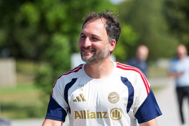 Jose Barcala (FC Bayern Muenchen, Chef-Trainer) lacht beim Training, GER, FC Bayern Muenchen Frauen Training, Fussball, Google Pixel Frauen-Bundesliga, Saison 2026 2027, 16.07.2026, GER, FC Bayern Muenchen Frauen Training, Fussball, Google Pixel Frauen-Bundesliga, Saison 2026 2027, 16.07.2026 Muenchen *** Jose Barcala, FC Bayern Munich Head Coach, laughs during training, GER, FC Bayern Munich Women s Training, Soccer, Google Pixel Women s Bundesliga, 2026–2027 Season, July 16, 2026, GER, FC Bayern Munich Women s Training, Soccer, Google Pixel Women s Bundesliga, 2026–2027 Season, July 16, 2026, Munich Copyright: xEibner-Pressefoto JennixMaulx EP_JML