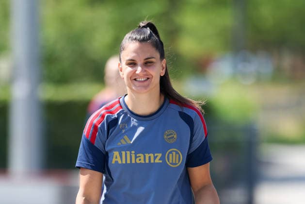 Jovana Damnjanovic (FC Bayern Muenchen, 09) lacht, GER, FC Bayern Muenchen Frauen Training, Fussball, Google Pixel Frauen-Bundesliga, Saison 2026 2027, 16.07.2026, GER, FC Bayern Muenchen Frauen Training, Fussball, Google Pixel Frauen-Bundesliga, Saison 2026 2027, 16.07.2026 Muenchen *** Jovana Damnjanovic, FC Bayern Munich, 09, laughing, GER, FC Bayern Munich Women s Training, Soccer, Google Pixel Women s Bundesliga, 2026–2027 Season, July 16, 2026, GER, FC Bayern Munich Women s Training, Soccer, Google Pixel Women s Bundesliga, 2026–2027 Season, July 16, 2026, Munich Copyright: xEibner-Pressefoto JennixMaulx EP_JML