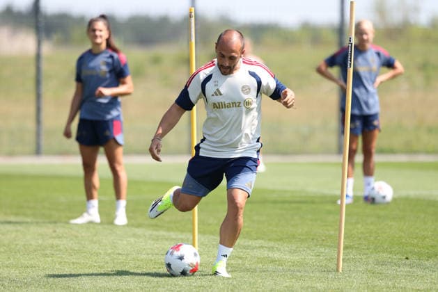Adrian Negro (FC Bayern Muenchen, Co-Trainer) mit Ball beim Training, GER, FC Bayern Muenchen Frauen Training, Fussball, Google Pixel Frauen-Bundesliga, Saison 2026 2027, 16.07.2026, GER, FC Bayern Muenchen Frauen Training, Fussball, Google Pixel Frauen-Bundesliga, Saison 2026 2027, 16.07.2026 Muenchen *** Adrian Negro, FC Bayern Munich, assistant coach with a ball during training, GER, FC Bayern Munich Women s Training, Soccer, Google Pixel Women s Bundesliga, 2026–2027 Season, July 16, 2026, GER, FC Bayern Munich Women’s Training, Soccer, Google Pixel Women’s Bundesliga, 2026–2027 Season, July 16, 2026, Munich Copyright: xEibner-Pressefoto JennixMaulx EP_JML