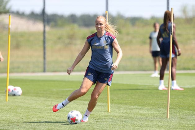 Glodis Perla Viggosdottir (FC Bayern Muenchen, 04) mit Ball beim Training, GER, FC Bayern Muenchen Frauen Training, Fussball, Google Pixel Frauen-Bundesliga, Saison 2026 2027, 16.07.2026, GER, FC Bayern Muenchen Frauen Training, Fussball, Google Pixel Frauen-Bundesliga, Saison 2026 2027, 16.07.2026 Muenchen *** Glodis Perla Viggosdottir, FC Bayern Munich, 04 with the ball during training, GER, FC Bayern Munich Women s Training, Soccer, Google Pixel Women s Bundesliga, 2026–2027 Season, July 16, 2026, GER, FC Bayern Munich Women’s Training, Soccer, Google Pixel Women’s Bundesliga, 2026–2027 Season, July 16, 2026, Munich Copyright: xEibner-Pressefoto JennixMaulx EP_JML