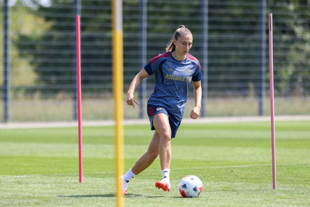 Katharina Naschenweng (FC Bayern Muenchen, 19) mit Ball beim Training, GER, FC Bayern Muenchen Frauen Training, Fussball, Google Pixel Frauen-Bundesliga, Saison 2026 2027, 16.07.2026, GER, FC Bayern Muenchen Frauen Training, Fussball, Google Pixel Frauen-Bundesliga, Saison 2026 2027, 16.07.2026 Muenchen *** Katharina Naschenweng, FC Bayern Munich, 19, with the ball during training, GER, FC Bayern Munich Women s Training, Soccer, Google Pixel Women s Bundesliga, 2026–2027 Season, July 16, 2026, GER, FC Bayern Munich Women’s Training, Soccer, Google Pixel Women’s Bundesliga, 2026–2027 Season, July 16, 2026, Munich Copyright: xEibner-Pressefoto JennixMaulx EP_JML