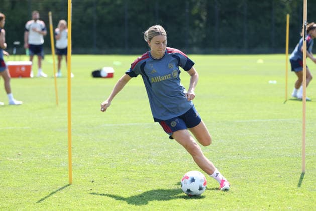 Barbara Dunst (FC Bayern Muenchen, 28) mit Ball beim Training, GER, FC Bayern Muenchen Frauen Training, Fussball, Google Pixel Frauen-Bundesliga, Saison 2026 2027, 16.07.2026, GER, FC Bayern Muenchen Frauen Training, Fussball, Google Pixel Frauen-Bundesliga, Saison 2026 2027, 16.07.2026 Muenchen *** Barbara Dunst, FC Bayern Munich, 28, with the ball during training, GER, FC Bayern Munich Women s Training, Soccer, Google Pixel Women s Bundesliga, 2026–2027 Season, July 16, 2026, GER, FC Bayern Munich Women’s Training, Soccer, Google Pixel Women’s Bundesliga, 2026–2027 Season, July 16, 2026, Munich Copyright: xEibner-Pressefoto JennixMaulx EP_JML
