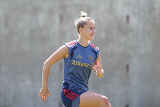Giulia Gwinn (FC Bayern Muenchen, 07) beim individuellem Training, lacht, GER, FC Bayern Muenchen Frauen Training, Fussball, Google Pixel Frauen-Bundesliga, Saison 2026 2027, 16.07.2026, GER, FC Bayern Muenchen Frauen Training, Fussball, Google Pixel Frauen-Bundesliga, Saison 2026 2027, 16.07.2026 Muenchen *** Giulia Gwinn of FC Bayern Munich, on July 7 during individual training, laughing, GER, FC Bayern Munich Women s Training, Soccer, Google Pixel Women s Bundesliga, 2026–2027 Season, July 16, 2026, GER, FC Bayern Munich Women s Training, Soccer, Google Pixel Women s Bundesliga, 2026–2027 Season, July 16, 2026, Munich Copyright: xEibner-Pressefoto JennixMaulx EP_JML