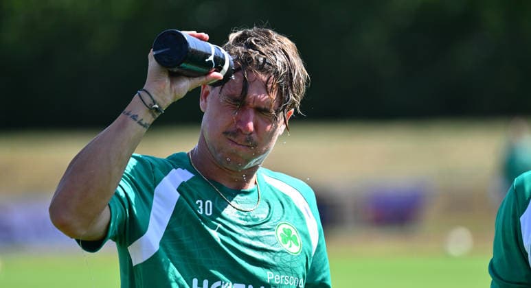 16.07.2026 - Fussball - 2. Bundesliga - Saison 2026 2027 - SpVgg Greuther Fürth Fuerth - Trainingslager Bad Wörishofen - - xwoxzix - Felix Klaus (30, SpVgg Greuther Fürth ) erfrischt sich *** July 16, 2026 Soccer 2. Bundesliga 2026–2027 Season SpVgg Greuther Fürth Fürth Training Camp in Bad Wörishofen xwoxzix Felix Klaus 30, SpVgg Greuther Fürth cools off
