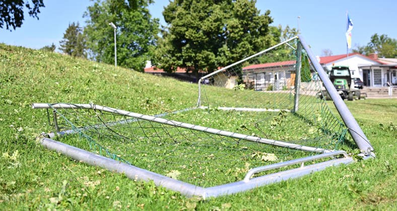 16.07.2026 - Fussball - 2. Bundesliga - Saison 2026 2027 - SpVgg Greuther Fürth Fuerth - Trainingslager Bad Wörishofen - - xwoxzix - Impression - Kaputtes Tor *** July 16, 2026 Soccer 2. Bundesliga 2026–2027 Season SpVgg Greuther Fürth Fürth Training Camp Bad Wörishofen xwoxzix Impression: Broken Goal