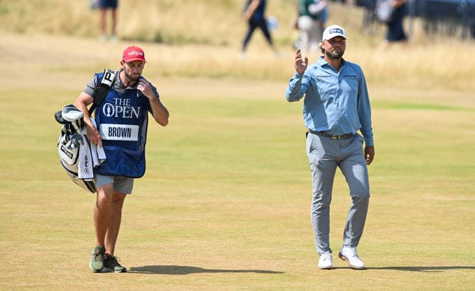 Daniel Brown (ENG) waves to the fans as he walks up the 18th hole to Lead the Open on -4 154th Open Golf Championships, Royal Birkdale, Southport, UK - 16 Jul 2026Southport Royal Birkdale United Kingdom  Copyright: xGreigxCowie Shutterstockx 16988293bj