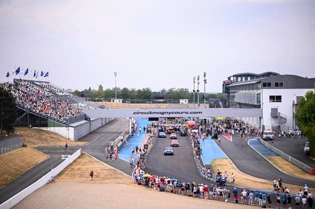 Tour de France 2026 Stage 12 CHALON-SUR-SAONE, FRANCE - JULY 16 : Illustration picture of the start of the race during stage 12 of the 113rd edition of Tour de France an UCI World Tour 2.UWT cycling road race stage for Men Elite of 181 km with start in Circuit Nevers Magny-Cours and finish in Chalon-sur-Saone on July 16, 2026 in Chalon-sur-Saone, France, 16 07 2026 Chalon-sur-Saone France  Copyright: xTomasxSiskx