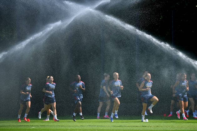 Spielerinnen beim Aufwaermen unter den Rasensprengern. Training Bayern Muenchen Frauen am 16.07.2026. Fussball Google Pixel Bundesliga der Frauen Saison 2026 2027, *** Players warming up under the sprinklers during Bayern Munich Women s training on July 16, 2026. Soccer, Google Pixel, Women s Bundesliga, 2026–2027 season,