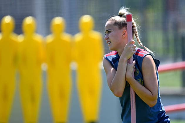 Giulia GWINN (FCB) beim individuellen Training, Aktion,Einzelbild,angeschnittenes Einzelmotiv,Halbfigur,halbe Figur. Training Bayern Muenchen Frauen am 16.07.2026. Fussball Google Pixel Bundesliga der Frauen Saison 2026 2027, *** Giulia GWINN (FCB) during individual training, action shot, single frame, cropped close-up, half-length shot, Bayern Munich Women s team training on July 16, 2026; soccer, Google Pixel, Women s Bundesliga, 2026–2027 season,