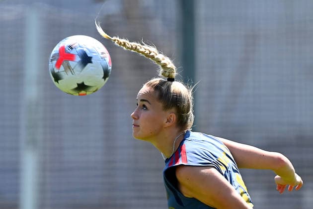 Giulia GWINN (FCB) beim individuellen Training, Kopfball, Aktion,Einzelbild,angeschnittenes Einzelmotiv,Halbfigur,halbe Figur. Training Bayern Muenchen Frauen am 16.07.2026. Fussball Google Pixel Bundesliga der Frauen Saison 2026 2027, *** Giulia GWINN (FCB) during individual training, header, action, single frame, cropped close-up, half-length shot, Bayern Munich Women s team training on July 16, 2026; soccer, Google Pixel, Women s Bundesliga, 2026–2027 season,