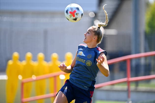 Giulia GWINN (FCB) beim individuellen Training, Kopfball, Aktion,Einzelbild,angeschnittenes Einzelmotiv,Halbfigur,halbe Figur. Training Bayern Muenchen Frauen am 16.07.2026. Fussball Google Pixel Bundesliga der Frauen Saison 2026 2027, *** Giulia GWINN (FCB) during individual training, header, action, single frame, cropped close-up, half-length shot, Bayern Munich Women s team training on July 16, 2026; soccer, Google Pixel, Women s Bundesliga, 2026–2027 season,