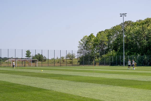 Adrian Negro (Co-Trainer, FC Bayern Muenchen Frauen, links), Jose Barcala (Chef-Trainer, FC Bayern Muenchen Frauen) und Clara Schoene (Co-Trainerin, FC Bayern Muenchen Frauen) bereiten den Platz 7 am Campus fuer das Training vor FC Bayern Muenchen Frauen, Fussball, Google Pixel Frauen-Bundesliga, Trainingseinheit, Saison 2026 2027, 16.07.2026. Foto: HMB Media Franz Feiner *** Adrian Negro, assistant coach, FC Bayern Munich Women, on the left; Jose Barcala, head coach, FC Bayern Munich Women; and Clara Schoene, assistant coach, FC Bayern Munich Women, are preparing Field 7 on campus for training. FC Bayern Munich Women, soccer, Google Pixel Women’s Bundesliga, training session, 2026–2027 season, July 16, 2026. Photo: HMB Media, Franz Feiner Copyright: HMBxMedia FranzxFeiner