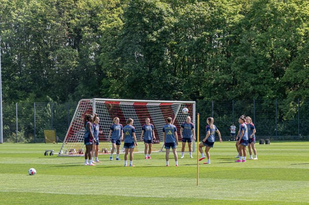 Lockeres Einspielen zu Beginn des Trainings FC Bayern Muenchen Frauen, Fussball, Google Pixel Frauen-Bundesliga, Trainingseinheit, Saison 2026 2027, 16.07.2026. Foto: HMB Media Franz Feiner *** Light warm-up at the start of practice: FC Bayern Munich Women, Soccer, Google Pixel Women s Bundesliga, Practice Session, 2026–2027 Season, July 16, 2026. Photo: HMB Media, Franz Feiner Copyright: HMBxMedia FranzxFeiner