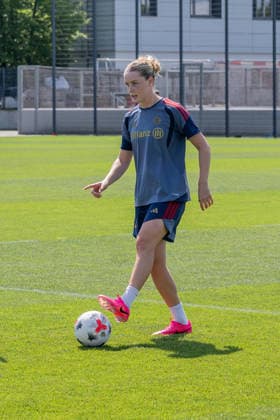 Alara Sehitler (FC Bayern Muenchen Frauen, 14) FC Bayern Muenchen Frauen, Fussball, Google Pixel Frauen-Bundesliga, Trainingseinheit, Saison 2026 2027, 16.07.2026. Foto: HMB Media Franz Feiner *** Alara Sehitler, FC Bayern Munich Women, 14, FC Bayern Munich Women, soccer, Google Pixel, Women s Bundesliga, training session, 2026–2027 season, July 16, 2026, photo by HMB Media, Franz Feiner Copyright: HMBxMedia FranzxFeiner