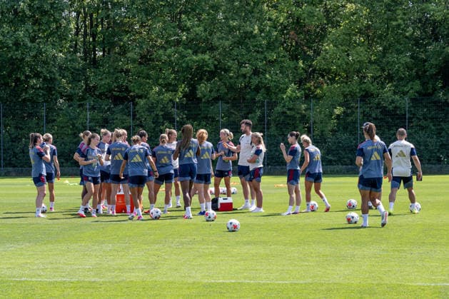 Kleine Pause waehrend der Traingssession FC Bayern Muenchen Frauen, Fussball, Google Pixel Frauen-Bundesliga, Trainingseinheit, Saison 2026 2027, 16.07.2026. Foto: HMB Media Franz Feiner *** A short break during the FC Bayern Munich Women s training session, soccer, Google Pixel Women s Bundesliga, training session, 2026–2027 season, July 16, 2026. Photo by HMB Media, Franz Feiner Copyright: HMBxMedia FranzxFeiner