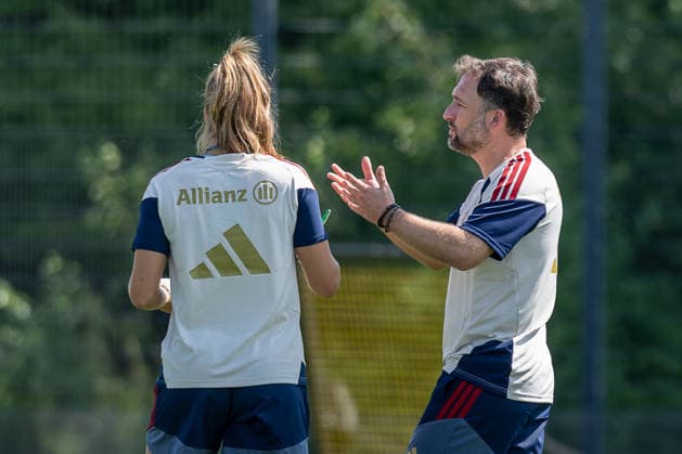 Jose Barcala (Chef-Trainer, FC Bayern Muenchen Frauen) rechts mit Clara Schoene (Co-Trainerin, FC Bayern Muenchen Frauen) FC Bayern Muenchen Frauen, Fussball, Google Pixel Frauen-Bundesliga, Trainingseinheit, Saison 2026 2027, 16.07.2026. Foto: HMB Media Franz Feiner *** Jose Barcala, Head Coach, FC Bayern Munich Women (right), with Clara Schoene, Assistant Coach, FC Bayern Munich Women; FC Bayern Munich Women, soccer, Google Pixel Women s Bundesliga, training session, 2026–2027 season, July 16, 2026 Photo: HMB Media, Franz Feiner Copyright: HMBxMedia FranzxFeiner