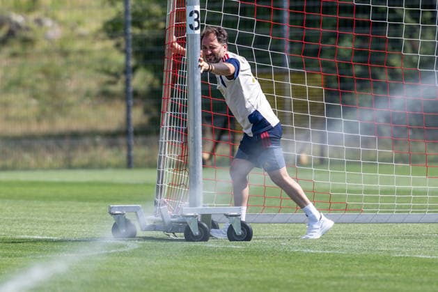 Jose Barcala (Chef-Trainer, FC Bayern Muenchen Frauen) wird bei der Vorbereitung des Trainings vom Rasensprenger ueberrascht FC Bayern Muenchen Frauen, Fussball, Google Pixel Frauen-Bundesliga, Trainingseinheit, Saison 2026 2027, 16.07.2026. Foto: HMB Media Franz Feiner *** Jose Barcala, head coach of FC Bayern Munich Women, is caught off guard by a sprinkler while preparing for practice. FC Bayern Munich Women, soccer, Google Pixel Women s Bundesliga, practice session, 2026–2027 season, July 16, 2026 Photo: HMB Media, Franz Feiner Copyright: HMBxMedia FranzxFeiner
