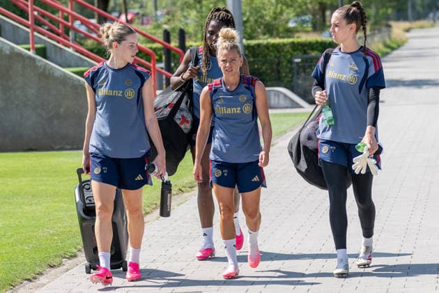 Alara Sehitler (FC Bayern Muenchen Frauen, 14), Edna Imade (FC Bayern Muenchen Frauen, 29), Linda Dallmann (FC Bayern Muenchen Frauen, 10) und Ena Mahmutovic (Torfrau, FC Bayern Muenchen Frauen, 01) FC Bayern Muenchen Frauen, Fussball, Google Pixel Frauen-Bundesliga, Trainingseinheit, Saison 2026 2027, 16.07.2026. Foto: HMB Media Franz Feiner *** Alara Sehitler, FC Bayern Munich Women, 14; Edna Imade, FC Bayern Munich Women, 29; Linda Dallmann, FC Bayern Munich Women, 10; and Ena Mahmutovic, goalkeeper, FC Bayern Munich Women, 01 FC Bayern Munich Women, soccer, Google Pixel Women’s Bundesliga, training session, 2026–2027 season, July 16, 2026 Photo: HMB Media, Franz Feiner Copyright: HMBxMedia FranzxFeiner
