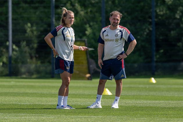 Clara Schoene (Co-Trainerin, FC Bayern Muenchen Frauen) und Jose Barcala (Chef-Trainer, FC Bayern Muenchen Frauen) FC Bayern Muenchen Frauen, Fussball, Google Pixel Frauen-Bundesliga, Trainingseinheit, Saison 2026 2027, 16.07.2026. Foto: HMB Media Franz Feiner *** Clara Schoene, Assistant Coach, FC Bayern Munich Women, and Jose Barcala, Head Coach, FC Bayern Munich Women; FC Bayern Munich Women, soccer, Google Pixel Women s Bundesliga, training session, 2026–2027 season, July 16, 2026 Photo by HMB Media, Franz Feiner Copyright: HMBxMedia FranzxFeiner