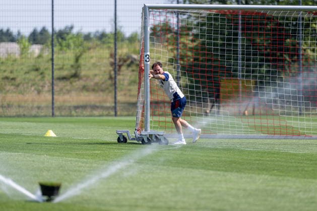 Jose Barcala (Chef-Trainer, FC Bayern Muenchen Frauen) wird bei der Vorbereitung des Trainings vom Rasensprenger ueberrascht FC Bayern Muenchen Frauen, Fussball, Google Pixel Frauen-Bundesliga, Trainingseinheit, Saison 2026 2027, 16.07.2026. Foto: HMB Media Franz Feiner *** Jose Barcala, head coach of FC Bayern Munich Women, is caught off guard by a sprinkler while preparing for practice. FC Bayern Munich Women, soccer, Google Pixel Women s Bundesliga, practice session, 2026–2027 season, July 16, 2026 Photo: HMB Media, Franz Feiner Copyright: HMBxMedia FranzxFeiner