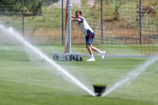 Jose Barcala (Chef-Trainer, FC Bayern Muenchen Frauen) wird bei der Vorbereitung des Trainings vom Rasensprenger ueberrascht FC Bayern Muenchen Frauen, Fussball, Google Pixel Frauen-Bundesliga, Trainingseinheit, Saison 2026 2027, 16.07.2026. Foto: HMB Media Franz Feiner *** Jose Barcala, head coach of FC Bayern Munich Women, is caught off guard by a sprinkler while preparing for practice. FC Bayern Munich Women, soccer, Google Pixel Women s Bundesliga, practice session, 2026–2027 season, July 16, 2026 Photo: HMB Media, Franz Feiner Copyright: HMBxMedia FranzxFeiner