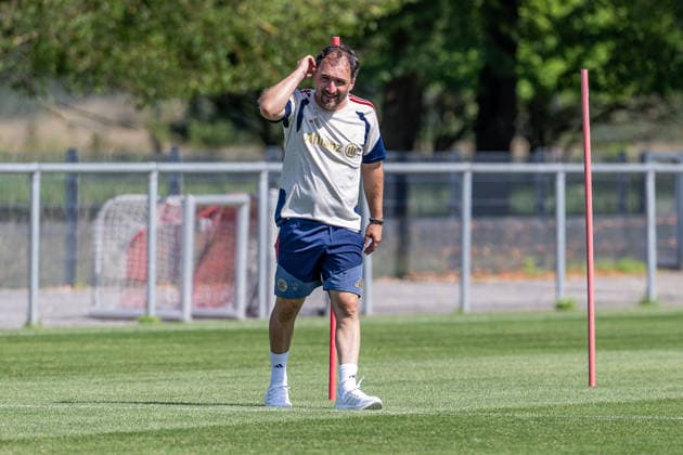 Jose Barcala (Chef-Trainer, FC Bayern Muenchen Frauen) wurde bei der Vorbereitung des Trainings vom Rasensprenger ueberrascht und trocknet sich hier etwas FC Bayern Muenchen Frauen, Fussball, Google Pixel Frauen-Bundesliga, Trainingseinheit, Saison 2026 2027, 16.07.2026. Foto: HMB Media Franz Feiner *** Jose Barcala, head coach of FC Bayern Munich Women, was caught off guard by a sprinkler while preparing for practice and is drying off here. FC Bayern Munich Women, soccer, Google Pixel Women s Bundesliga, training session, 2026–2027 season, July 16, 2026 Photo: HMB Media, Franz Feiner Copyright: HMBxMedia FranzxFeiner