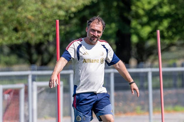 Jose Barcala (Chef-Trainer, FC Bayern Muenchen Frauen) wurde bei der Vorbereitung des Trainings vom Rasensprenger ueberrascht und trocknet sich hier etwas FC Bayern Muenchen Frauen, Fussball, Google Pixel Frauen-Bundesliga, Trainingseinheit, Saison 2026 2027, 16.07.2026. Foto: HMB Media Franz Feiner *** Jose Barcala, head coach of FC Bayern Munich Women, was caught off guard by a sprinkler while preparing for practice and is drying off here. FC Bayern Munich Women, soccer, Google Pixel Women s Bundesliga, training session, 2026–2027 season, July 16, 2026 Photo: HMB Media, Franz Feiner Copyright: HMBxMedia FranzxFeiner