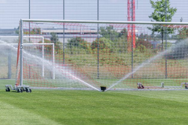 Ein Rasensprenger in Aktion auf dem Platz 7 des Campus FC Bayern Muenchen Frauen, Fussball, Google Pixel Frauen-Bundesliga, Trainingseinheit, Saison 2026 2027, 16.07.2026. Foto: HMB Media Franz Feiner *** A sprinkler in action on Field 7 at the FC Bayern Munich Women s Campus, soccer, Google Pixel Women s Bundesliga, training session, 2026–2027 season, July 16, 2026. Photo by HMB Media, Franz Feiner Copyright: HMBxMedia FranzxFeiner
