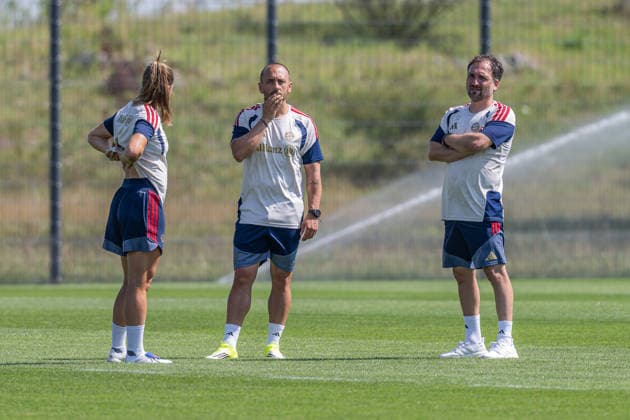 Clara Schoene (Co-Trainerin, FC Bayern Muenchen Frauen), Adrian Negro (Co-Trainer, FC Bayern Muenchen Frauen) und Jose Barcala (Chef-Trainer, FC Bayern Muenchen Frauen) FC Bayern Muenchen Frauen, Fussball, Google Pixel Frauen-Bundesliga, Trainingseinheit, Saison 2026 2027, 16.07.2026. Foto: HMB Media Franz Feiner *** Clara Schoene, Assistant Coach, FC Bayern Munich Women; Adrian Negro, Assistant Coach, FC Bayern Munich Women; and Jose Barcala, Head Coach, FC Bayern Munich Women; FC Bayern Munich Women, Soccer, Google Pixel Women s Bundesliga, Training Session, 2026–2027 Season, July 16, 2026 Photo: HMB Media, Franz Feiner Copyright: HMBxMedia FranzxFeiner