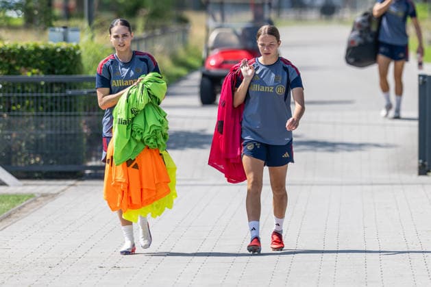 Kassandra Potsi (FC Bayern Muenchen Frauen, 06) und Ella Rauscha (FC Bayern Muenchen Frauen II, 18) FC Bayern Muenchen Frauen, Fussball, Google Pixel Frauen-Bundesliga, Trainingseinheit, Saison 2026 2027, 16.07.2026. Foto: HMB Media Franz Feiner *** Kassandra Potsi, FC Bayern Munich Women, age 6, and Ella Rauscha, FC Bayern Munich Women II, age 18; FC Bayern Munich Women, soccer, Google Pixel, Women s Bundesliga, training session, 2026–2027 season, July 16, 2026 Photo by HMB Media, Franz Feiner Copyright: HMBxMedia FranzxFeiner