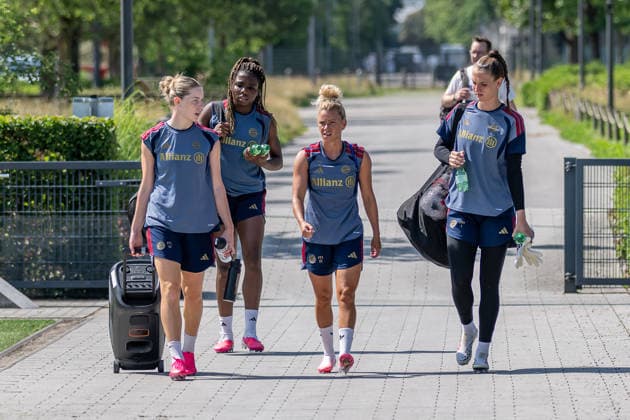 Alara Sehitler (FC Bayern Muenchen Frauen, 14), Edna Imade (FC Bayern Muenchen Frauen, 29), Linda Dallmann (FC Bayern Muenchen Frauen, 10) und Ena Mahmutovic (Torfrau, FC Bayern Muenchen Frauen, 01) FC Bayern Muenchen Frauen, Fussball, Google Pixel Frauen-Bundesliga, Trainingseinheit, Saison 2026 2027, 16.07.2026. Foto: HMB Media Franz Feiner *** Alara Sehitler, FC Bayern Munich Women, 14; Edna Imade, FC Bayern Munich Women, 29; Linda Dallmann, FC Bayern Munich Women, 10; and Ena Mahmutovic, goalkeeper, FC Bayern Munich Women, 01 FC Bayern Munich Women, soccer, Google Pixel Women’s Bundesliga, training session, 2026–2027 season, July 16, 2026 Photo: HMB Media, Franz Feiner Copyright: HMBxMedia FranzxFeiner