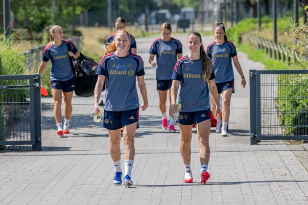 Stine Ballisager Pedersen (FC Bayern Muenchen Frauen, 03) und Neuzugang Sarah Mattner (FC Bayern Muenchen Frauen, 11) FC Bayern Muenchen Frauen, Fussball, Google Pixel Frauen-Bundesliga, Trainingseinheit, Saison 2026 2027, 16.07.2026. Foto: HMB Media Franz Feiner *** Stine Ballisager Pedersen, FC Bayern Munich Women, No. 03, and new signing Sarah Mattner, FC Bayern Munich Women, No. 11; FC Bayern Munich Women, soccer, Google Pixel, Women s Bundesliga, training session, 2026–2027 season, July 16, 2026 Photo: HMB Media, Franz Feiner Copyright: HMBxMedia FranzxFeiner