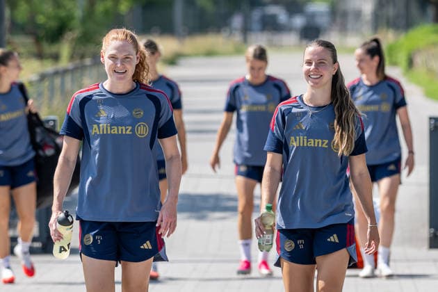 Stine Ballisager Pedersen (FC Bayern Muenchen Frauen, 03) und Neuzugang Sarah Mattner (FC Bayern Muenchen Frauen, 11) FC Bayern Muenchen Frauen, Fussball, Google Pixel Frauen-Bundesliga, Trainingseinheit, Saison 2026 2027, 16.07.2026. Foto: HMB Media Franz Feiner *** Stine Ballisager Pedersen, FC Bayern Munich Women, No. 03, and new signing Sarah Mattner, FC Bayern Munich Women, No. 11; FC Bayern Munich Women, soccer, Google Pixel, Women s Bundesliga, training session, 2026–2027 season, July 16, 2026 Photo: HMB Media, Franz Feiner Copyright: HMBxMedia FranzxFeiner