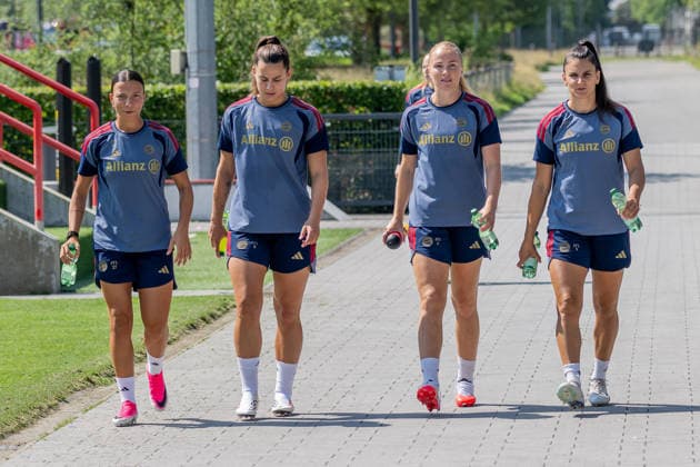 Arianna Caruso (FC Bayern Muenchen Frauen, 27), Lena Oberdorf (FC Bayern Muenchen Frauen, 08), Glodis Perla Viggosdottir (FC Bayern Muenchen Frauen, 04) und Jovana Damnjanovic (FC Bayern Muenchen Frauen, 09) FC Bayern Muenchen Frauen, Fussball, Google Pixel Frauen-Bundesliga, Trainingseinheit, Saison 2026 2027, 16.07.2026. Foto: HMB Media Franz Feiner *** Arianna Caruso, FC Bayern Munich Women, 27; Lena Oberdorf, FC Bayern Munich Women, 08, Glodis Perla Viggosdottir, FC Bayern Munich Women, 04, and Jovana Damnjanovic, FC Bayern Munich Women, 09, FC Bayern Munich Women, soccer, Google Pixel, Women’s Bundesliga, training session, 2026–2027 season, July 16, 2026 Photo: HMB Media, Franz Feiner Copyright: HMBxMedia FranzxFeiner
