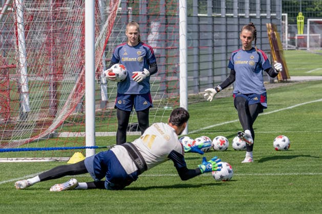 Michael Netolitzky (Torwarttrainer, FC Bayern Muenchen Frauen) zeigt Regina van Eijk (Torfrau, FC Bayern Muenchen Frauen, 22) und Ena Mahmutovic (Torfrau, FC Bayern Muenchen Frauen, 01) die naechste Uebung FC Bayern Muenchen Frauen, Fussball, Google Pixel Frauen-Bundesliga, Trainingseinheit, Saison 2026 2027, 16.07.2026. Foto: HMB Media Franz Feiner *** Michael Netolitzky, goalkeeper coach for FC Bayern Munich Women, shows Regina van Eijk, goalkeeper for FC Bayern Munich Women, age 22, and Ena Mahmutovic, goalkeeper for FC Bayern Munich Women, 01, the next drill for FC Bayern Munich Women, soccer, Google Pixel Women’s Bundesliga, training session, 2026–2027 season, July 16, 2026. Photo by HMB Media, Franz Feiner Copyright: HMBxMedia FranzxFeiner