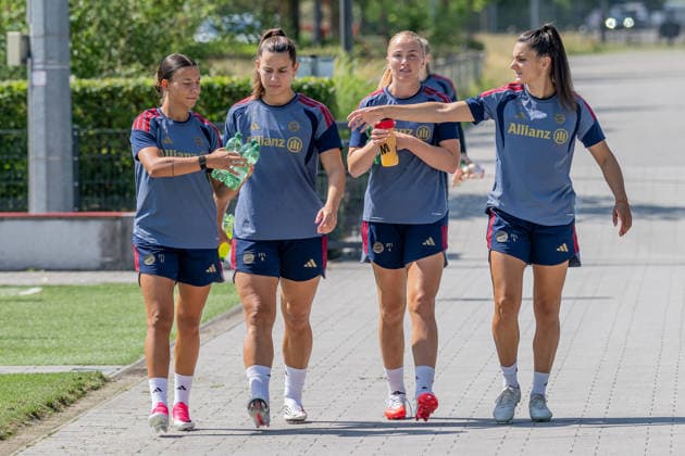 Arianna Caruso (FC Bayern Muenchen Frauen, 27), Lena Oberdorf (FC Bayern Muenchen Frauen, 08), Glodis Perla Viggosdottir (FC Bayern Muenchen Frauen, 04) und Jovana Damnjanovic (FC Bayern Muenchen Frauen, 09) FC Bayern Muenchen Frauen, Fussball, Google Pixel Frauen-Bundesliga, Trainingseinheit, Saison 2026 2027, 16.07.2026. Foto: HMB Media Franz Feiner *** Arianna Caruso, FC Bayern Munich Women, 27; Lena Oberdorf, FC Bayern Munich Women, 08, Glodis Perla Viggosdottir, FC Bayern Munich Women, 04, and Jovana Damnjanovic, FC Bayern Munich Women, 09, FC Bayern Munich Women, soccer, Google Pixel, Women’s Bundesliga, training session, 2026–2027 season, July 16, 2026 Photo: HMB Media, Franz Feiner Copyright: HMBxMedia FranzxFeiner