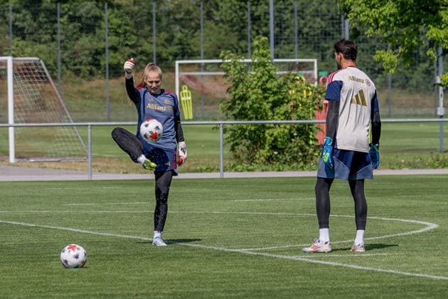 Neuzugang Regina van Eijk (Torfrau, FC Bayern Muenchen Frauen, 22) mit Michael Netolitzky (Torwarttrainer, FC Bayern Muenchen Frauen) FC Bayern Muenchen Frauen, Fussball, Google Pixel Frauen-Bundesliga, Trainingseinheit, Saison 2026 2027, 16.07.2026. Foto: HMB Media Franz Feiner *** New signing Regina van Eijk, goalkeeper, FC Bayern Munich Women, 22, with Michael Netolitzky, goalkeeper coach, FC Bayern Munich Women; FC Bayern Munich Women, soccer, Google Pixel Women s Bundesliga, training session, 2026–2027 season, July 16, 2026 Photo by HMB Media, Franz Feiner Copyright: HMBxMedia FranzxFeiner