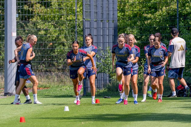 Warmmachen der Spielerinnen, in der Mitte Arianna Caruso (FC Bayern Muenchen Frauen, 27) und Franziska Kett (FC Bayern Muenchen Frauen, 20) FC Bayern Muenchen Frauen, Fussball, Google Pixel Frauen-Bundesliga, Trainingseinheit, Saison 2026 2027, 16.07.2026. Foto: HMB Media Franz Feiner *** Players warming up; in the center are Arianna Caruso (FC Bayern Munich Women), 27, and Franziska Kett (FC Bayern Munich Women), 20; FC Bayern Munich Women, soccer, Google Pixel Women s Bundesliga, training session, 2026–2027 season, July 16, 2026 Photo: HMB Media, Franz Feiner Copyright: HMBxMedia FranzxFeiner