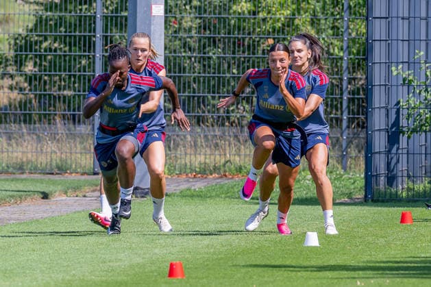Bernadette Amani (FC Bayern Muenchen Frauen, 15) mit Magdalena Eriksson (FC Bayern Muenchen Frauen, 05) links und Arianna Caruso (FC Bayern Muenchen Frauen, 27) mit Jovana Damnjanovic (FC Bayern Muenchen Frauen, 09) rechts beim Warmmachen FC Bayern Muenchen Frauen, Fussball, Google Pixel Frauen-Bundesliga, Trainingseinheit, Saison 2026 2027, 16.07.2026. Foto: HMB Media Franz Feiner *** Bernadette Amani of FC Bayern Munich Women, No. 15, with Magdalena Eriksson of FC Bayern Munich Women, No. 05 (left), and Arianna Caruso of FC Bayern Munich Women, No. 27, with Jovana Damnjanovic of FC Bayern Munich Women, No. 09 (right), warming up with the FC Bayern Munich Women, soccer, Google Pixel Women’s Bundesliga, training session, 2026–2027 season, July 16, 2026 Photo: HMB Media, Franz Feiner Copyright: HMBxMedia FranzxFeiner