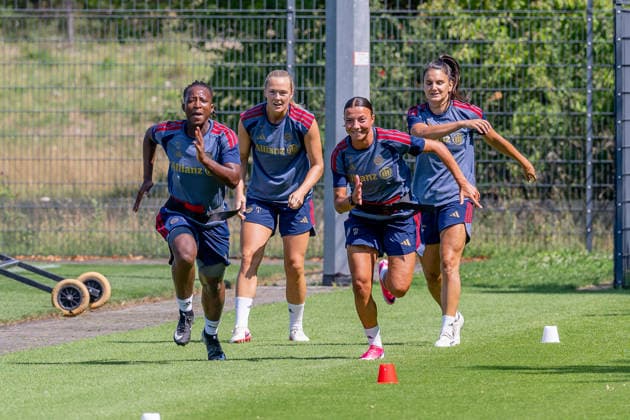 Bernadette Amani (FC Bayern Muenchen Frauen, 15) mit Magdalena Eriksson (FC Bayern Muenchen Frauen, 05) links und Arianna Caruso (FC Bayern Muenchen Frauen, 27) mit Jovana Damnjanovic (FC Bayern Muenchen Frauen, 09) rechts beim Warmmachen FC Bayern Muenchen Frauen, Fussball, Google Pixel Frauen-Bundesliga, Trainingseinheit, Saison 2026 2027, 16.07.2026. Foto: HMB Media Franz Feiner *** Bernadette Amani of FC Bayern Munich Women, No. 15, with Magdalena Eriksson of FC Bayern Munich Women, No. 05 (left), and Arianna Caruso of FC Bayern Munich Women, No. 27, with Jovana Damnjanovic of FC Bayern Munich Women, No. 09 (right), warming up with the FC Bayern Munich Women, soccer, Google Pixel Women’s Bundesliga, training session, 2026–2027 season, July 16, 2026 Photo: HMB Media, Franz Feiner Copyright: HMBxMedia FranzxFeiner
