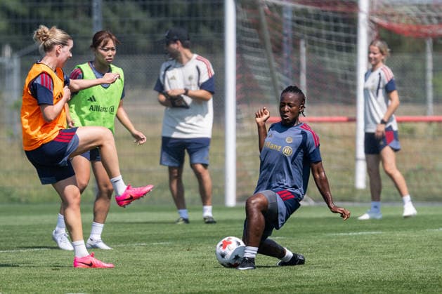Alara Sehitler (FC Bayern Muenchen Frauen, 14) und Bernadette Amani (FC Bayern Muenchen Frauen, 15) beim Trainginsspielchen FC Bayern Muenchen Frauen, Fussball, Google Pixel Frauen-Bundesliga, Trainingseinheit, Saison 2026 2027, 16.07.2026. Foto: HMB Media Franz Feiner *** Alara Sehitler, FC Bayern Munich Women, age 14, and Bernadette Amani, FC Bayern Munich Women, age 15, during a training match; FC Bayern Munich Women, soccer, Google Pixel Women s Bundesliga, training session, 2026–2027 season, July 16, 2026 Photo: HMB Media, Franz Feiner Copyright: HMBxMedia FranzxFeiner