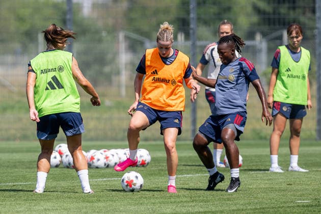 Alara Sehitler (FC Bayern Muenchen Frauen, 14) und Bernadette Amani (FC Bayern Muenchen Frauen, 15) beim Trainginsspielchen FC Bayern Muenchen Frauen, Fussball, Google Pixel Frauen-Bundesliga, Trainingseinheit, Saison 2026 2027, 16.07.2026. Foto: HMB Media Franz Feiner *** Alara Sehitler, FC Bayern Munich Women, age 14, and Bernadette Amani, FC Bayern Munich Women, age 15, during a training match; FC Bayern Munich Women, soccer, Google Pixel Women s Bundesliga, training session, 2026–2027 season, July 16, 2026 Photo: HMB Media, Franz Feiner Copyright: HMBxMedia FranzxFeiner
