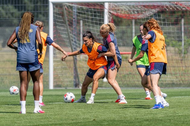 Traingingsspielchen, in der Mitte schirmt Jovana Damnjanovic (FC Bayern Muenchen Frauen, 09) den Ball vor Glodis Perla Viggosdottir (FC Bayern Muenchen Frauen, 04) ab FC Bayern Muenchen Frauen, Fussball, Google Pixel Frauen-Bundesliga, Trainingseinheit, Saison 2026 2027, 16.07.2026. Foto: HMB Media Franz Feiner *** Training drill: In the middle, Jovana Damnjanovic of FC Bayern Munich Women 09 shields the ball from Glodis Perla Viggosdottir of FC Bayern Munich Women, 04 of FC Bayern Munich Women, soccer, Google Pixel Women’s Bundesliga, training session, 2026–2027 season, July 16, 2026. Photo: HMB Media, Franz Feiner Copyright: HMBxMedia FranzxFeiner