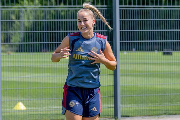 Giulia Gwinn (FC Bayern Muenchen Frauen, 07) lachend FC Bayern Muenchen Frauen, Fussball, Google Pixel Frauen-Bundesliga, Trainingseinheit, Saison 2026 2027, 16.07.2026. Foto: HMB Media Franz Feiner *** Giulia Gwinn, FC Bayern Munich Women, 07 (smiling), FC Bayern Munich Women, soccer, Google Pixel, Women s Bundesliga, training session, 2026–2027 season, July 16, 2026, photo by HMB Media, Franz Feiner Copyright: HMBxMedia FranzxFeiner