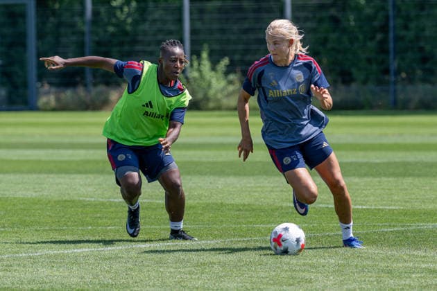 Bernadette Amani (FC Bayern Muenchen Frauen, 15) und Pernille Harder (FC Bayern Muenchen Frauen, 21) beim Trainginsspielchen FC Bayern Muenchen Frauen, Fussball, Google Pixel Frauen-Bundesliga, Trainingseinheit, Saison 2026 2027, 16.07.2026. Foto: HMB Media Franz Feiner *** Bernadette Amani, FC Bayern Munich Women, 15, and Pernille Harder, FC Bayern Munich Women, 21, during a training game; FC Bayern Munich Women, soccer, Google Pixel, Women s Bundesliga, training session, 2026–2027 season, July 16, 2026 Photo: HMB Media, Franz Feiner Copyright: HMBxMedia FranzxFeiner